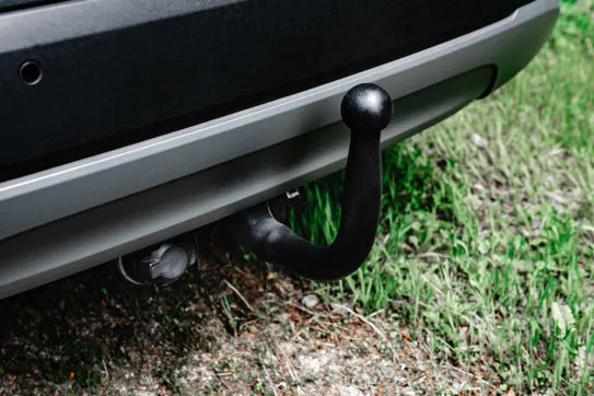 Tecnico esegue la ricarica del climatizzatore di un'automobile