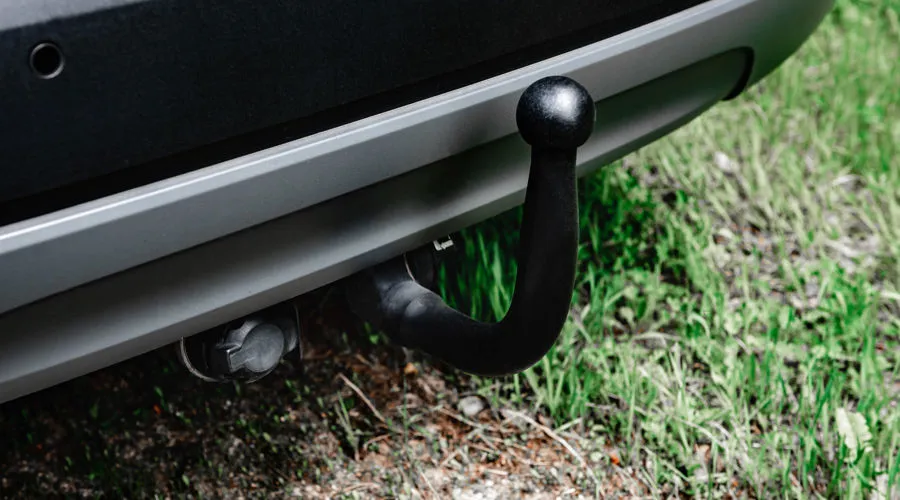 Tecnico esegue la ricarica del climatizzatore di un'automobile